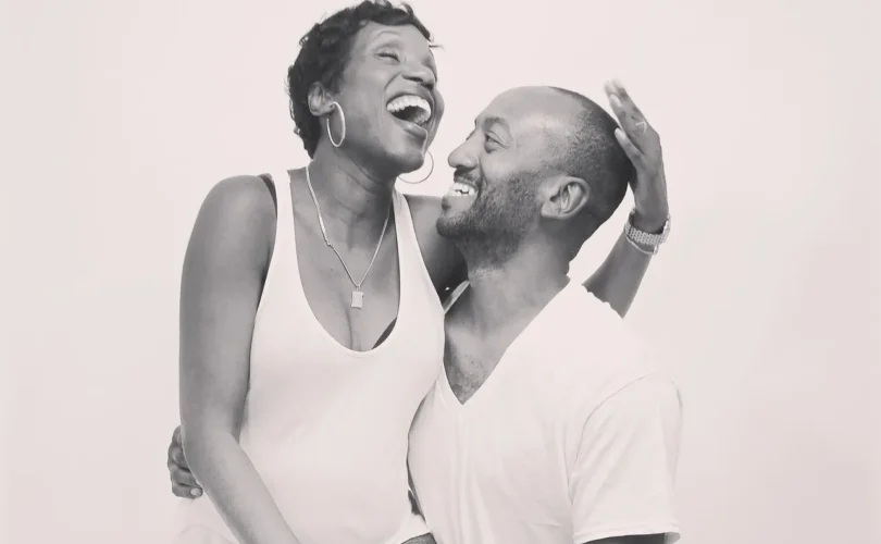 Pareja feliz riendo y compartiendo un momento de bienestar y vitalidad, reflejo de la conexión entre salud y belleza.